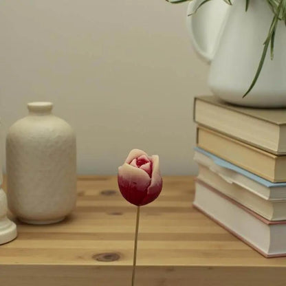 Tulipe rouge bordée de blanc en cire artisanale, fleur décorative posée sur table avec ambiance naturelle et apaisante – Lulu Baladine