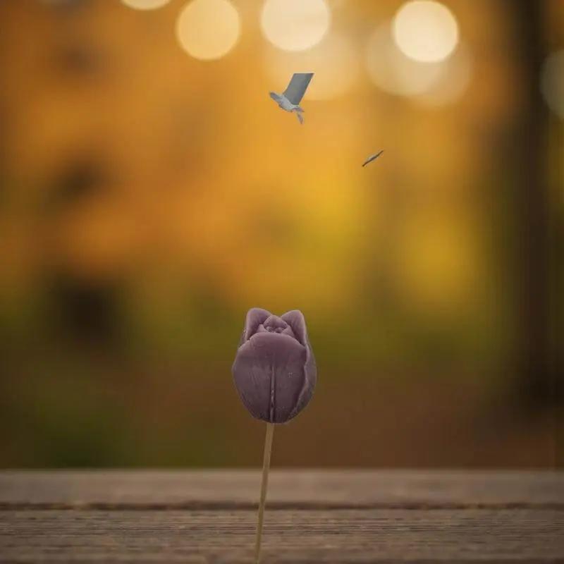 Tulipe vieux rose en cire artisanale, fleur décorative artisanale sur table en bois dans un décor chaleureux – Lulu Baladine