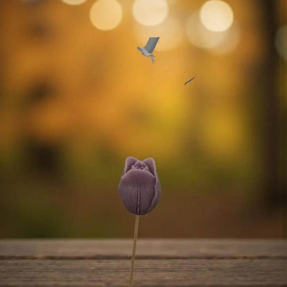 Tulipe vieux rose en cire artisanale, fleur décorative artisanale sur table en bois dans un décor chaleureux – Lulu Baladine