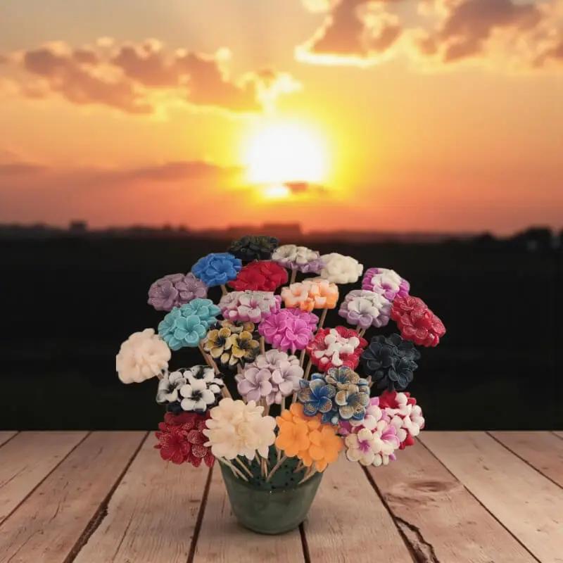 Bouquet de primevères moyennes en cire artisanale, fleurs aux teintes douces et variées devant un coucher de soleil – Lulu Baladine