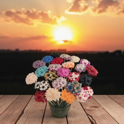 Bouquet de primevères moyennes en cire artisanale, fleurs aux teintes douces et variées devant un coucher de soleil – Lulu Baladine